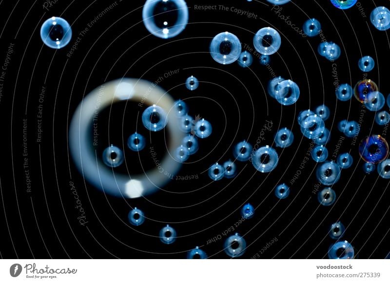 Blaue Blasen Abstrakt Erholung Geburtstag Luft träumen dunkel blau friedlich belüftet Hintergrund Luftblase kreisrund Textfreiraum fliegend glühen irisierend