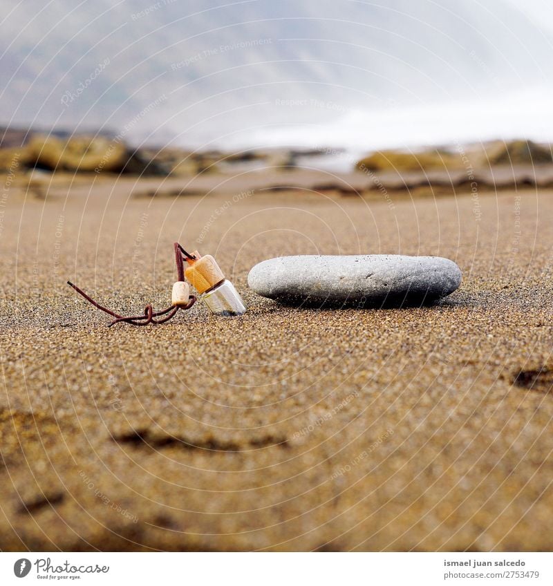 Flasche und Stein auf dem Sand Strand Küste Außenaufnahme Natur Landschaft Hintergrund ruhig Gelassenheit Stille Erholung romantisch Bilbao Spanien