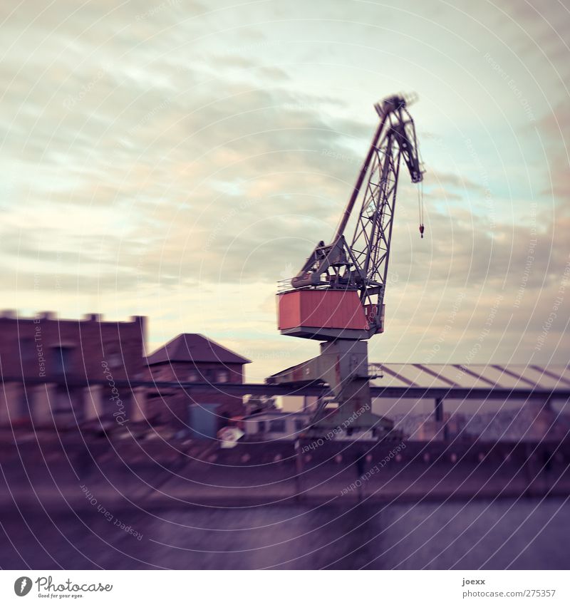 Stahlgiraffe Industrie Wasser Himmel Wolken Menschenleer Fabrik Hafen Gebäude alt blau rot schwarz weiß Kran Hafenkran Farbfoto Gedeckte Farben Außenaufnahme