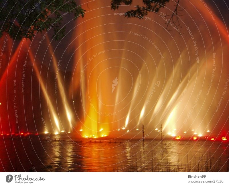 Wasserspiele 2 See Teich Bach rot gelb grün dunkel Abend Planten un Blomen - Park Musik Hamburg