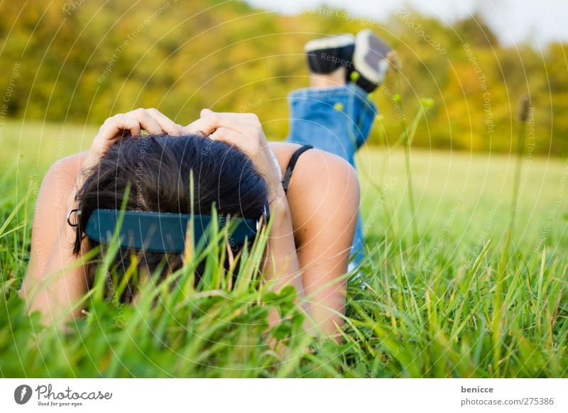 Wiese und Musik Frau Mensch Gras liegen Kopfhörer Klang Frustration Zufriedenheit Erholung Sommer Frühling Einsamkeit Traurigkeit Trauer verstecken feminin