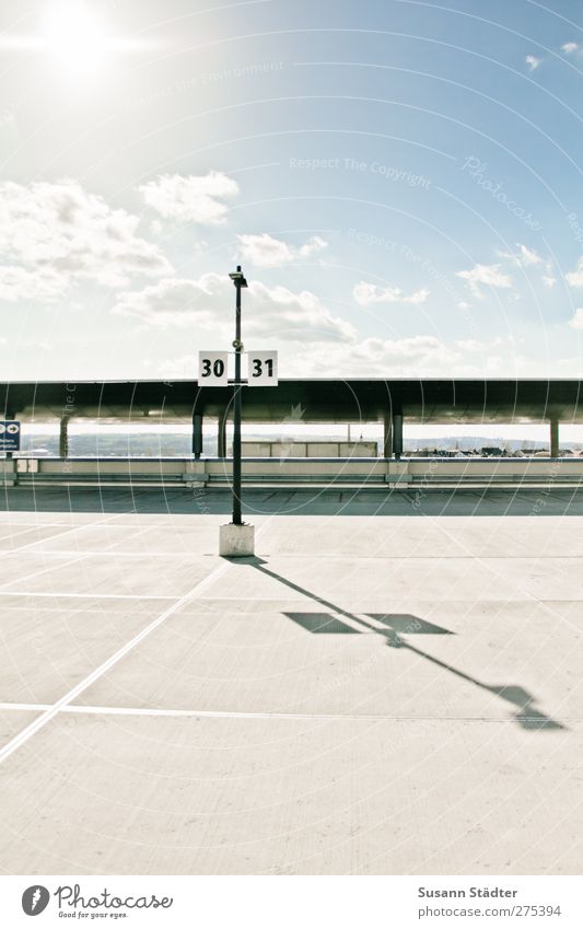 sunny side up Haus Hochhaus Gebäude Architektur hell Energie Dienstleistungsgewerbe Parkplatz Ziffern & Zahlen Parkdeck Parkhaus Schatten Dach Wolken