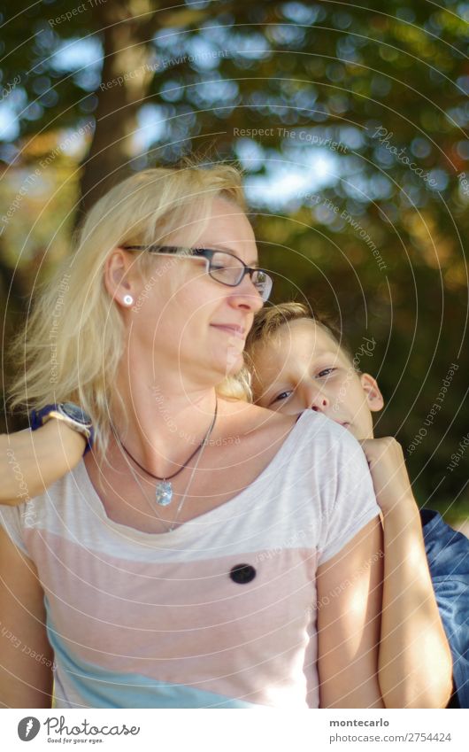 I love Mom  - Mutter mit Kind - Kind liebt Mama Generation Außenaufnahme Glück Frau Zuneigung Sohn Spaziergang Verantwortung Wald Porträt Tag Gedeckte Farben