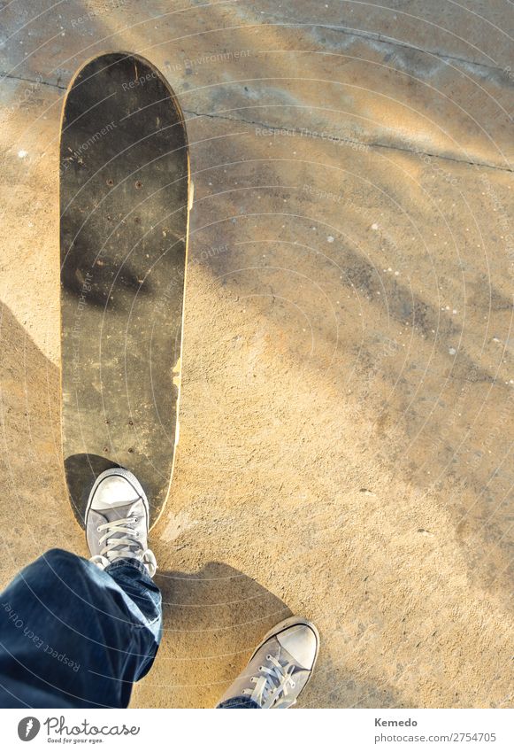 Erste Personenansicht der Beine eines Jungen mit einem Skateboard. Lifestyle sportlich harmonisch Freizeit & Hobby Freiheit Sommer Sonne Tapete ausgehen Sport