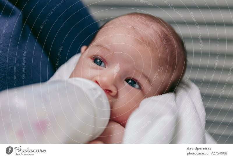 Baby nimmt eine Flasche zum Füttern Essen Lifestyle schön Gesicht Erholung Schlafzimmer Kind Mensch Frau Erwachsene Familie & Verwandtschaft Kindheit füttern