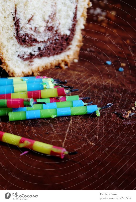 gewünscht. Lebensmittel Teigwaren Backwaren Süßwaren Marmorkuchen Freude Glück Feste & Feiern Geburtstag liegen Freundlichkeit lecker süß mehrfarbig Kerze