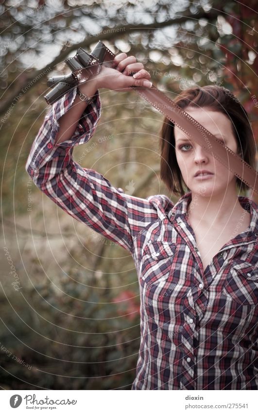 The analog view Mensch feminin Junge Frau Jugendliche Kopf Gesicht Auge 1 18-30 Jahre Erwachsene Natur Herbst Pflanze Baum Sträucher Blick schön Filmmaterial