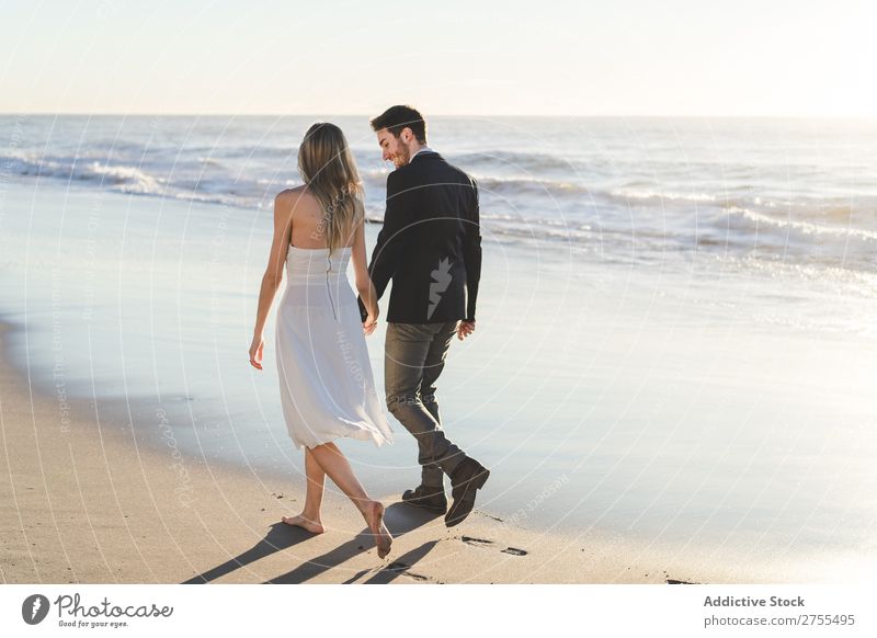 Zärtlich küssendes Brautpaar im Sonnenlicht Paar Hochzeit Strand Engagement Zufriedenheit Valentinsgruß Genuss verliebt Meereslandschaft stehen Partnerschaft