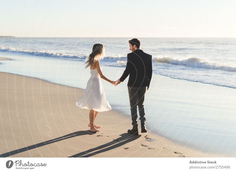 Zärtlich küssendes Brautpaar im Sonnenlicht Paar Hochzeit Strand Engagement Zufriedenheit Valentinsgruß Genuss verliebt Meereslandschaft stehen Partnerschaft