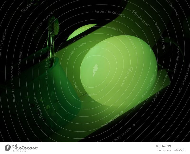 grünes licht schief Lampe Reflexion & Spiegelung Bad Zahnbürste schwarz Häusliches Leben Kugel verrückt Neigung