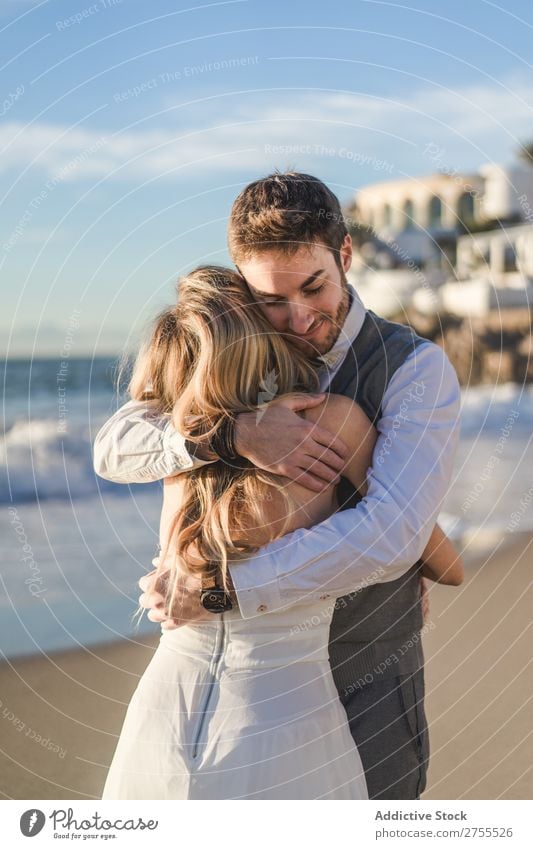 Mann umarmt Braut im Sonnenlicht Paar Hochzeit Umarmen Angebot Rücken verliebt selbstbewußt Engagement romantisch Liebe striegeln Kleid Gefühle hell Idylle