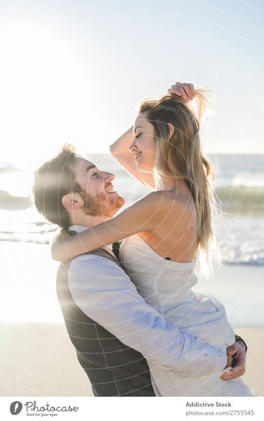 Wunderbares Brautpaar beim Küssen am Strand Paar Hochzeit hochzeitlich tragen verliebt genießen amourös umarmend Liebe Seeküste romantisch Zusammensein