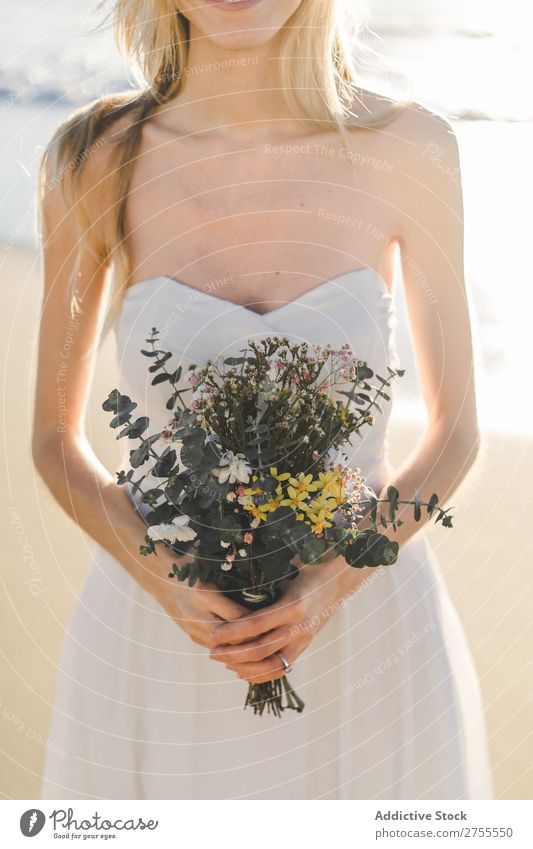 Charmante junge Braut mit Blumen am Strand Frau Blumenstrauß Fröhlichkeit Porträt heiter Menschliches Gesicht Kleid verliebt Liebe elegant Engagement Ausdruck