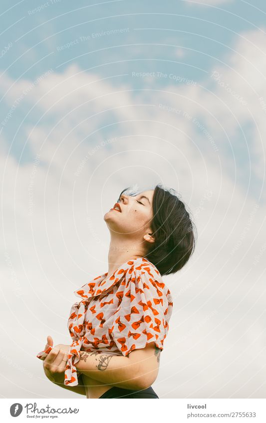 Frau, die von den Wolken träumt. Lifestyle Stil schön Sommer Garten Mensch feminin Junge Frau Jugendliche Erwachsene Körper Kopf Gesicht Arme Hand Finger 1