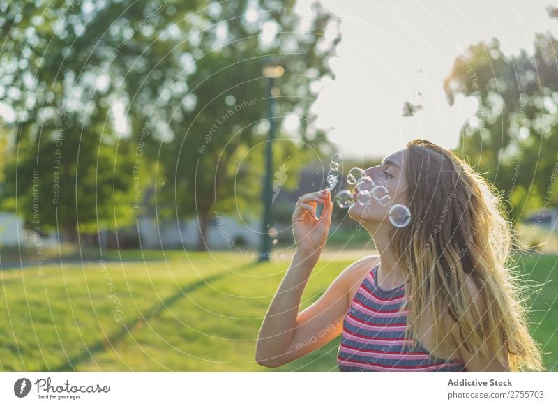 Frau macht Seifenblasen Park romantisch gutaussehend Jugendliche wehen spielerisch lässig modern Zauberei u. Magie Körperhaltung Sommer Spielen Fröhlichkeit