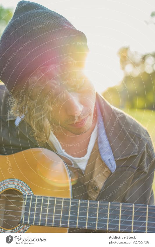 Mann spielt Gitarre auf der Natur Park Sommer Spielen Landschaft Schickimicki Musiker träumen Lifestyle romantisch Ferien & Urlaub & Reisen Gesang lässig