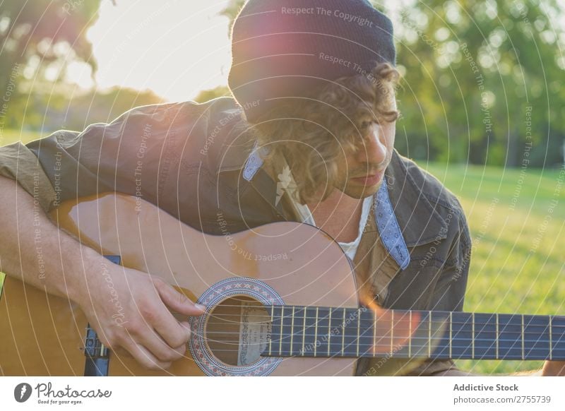 Mann spielt Gitarre auf der Natur Park Sommer Spielen Landschaft Schickimicki Musiker träumen Lifestyle romantisch Ferien & Urlaub & Reisen Gesang lässig