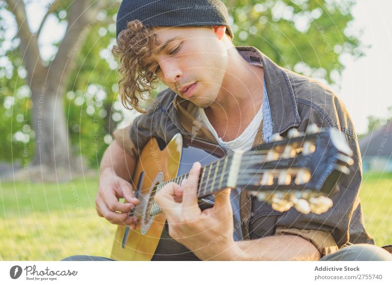 Mann spielt Gitarre auf der Natur Park Sommer Spielen Landschaft Schickimicki Musiker träumen Lifestyle romantisch Ferien & Urlaub & Reisen Gesang lässig