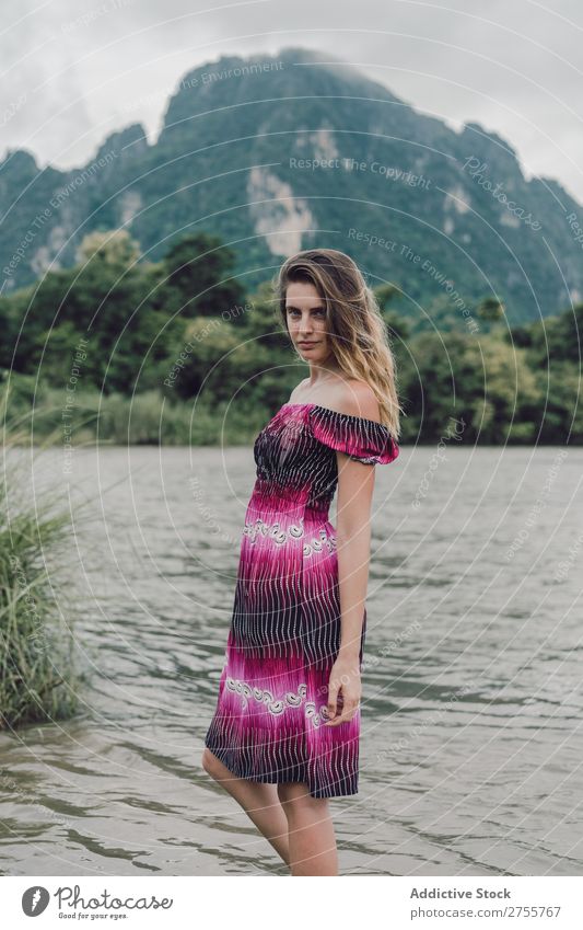 Hübsche Frau am See stehend hübsch Körperhaltung Natur Berge u. Gebirge Wald grün Sonnenstrahlen Tag schön Beautyfotografie natürlich Jugendliche attraktiv