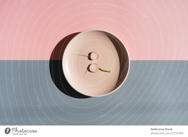 Kleine Scheiben Rettich auf großem Teller Radieschen minimalistisch Feinschmecker frisch Mittagessen Lebensmittel Symmetrie Gesundheit klein rund dünn Tisch