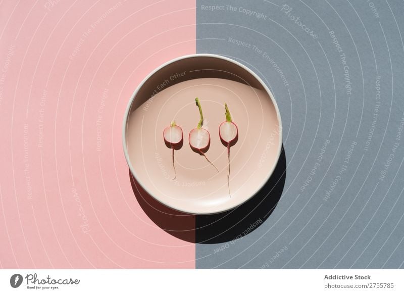 Kleine Scheiben Rettich auf großem Teller Radieschen minimalistisch Feinschmecker frisch Mittagessen Lebensmittel Symmetrie Gesundheit klein rund dünn Tisch