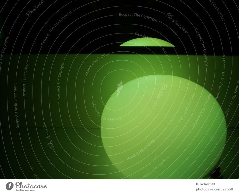 Grünes Licht pur Lampe grün Reflexion & Spiegelung schwarz Bad Häusliches Leben