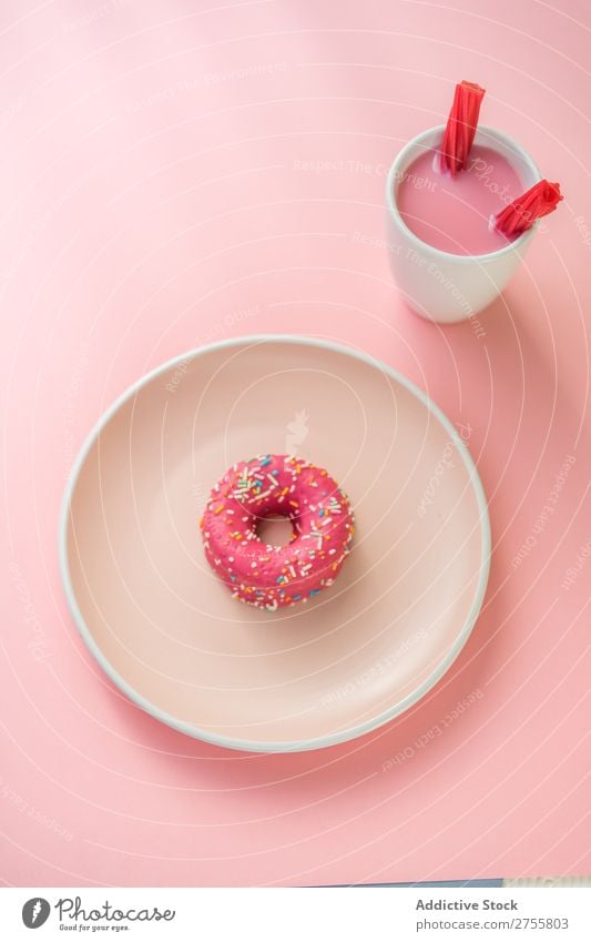 Süßer rosa Doughnut und süßer rosa Drink mit Geleebonbons trinken Götterspeise Tasse Becher Konfekt Milchshake weiß aromatisiert Studioaufnahme Zucker Dessert