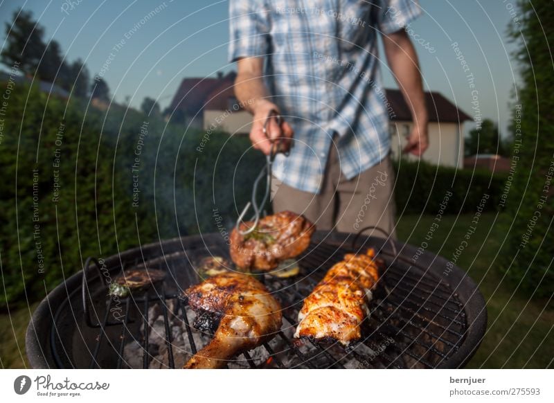 turn it, baby Lebensmittel Fleisch Mensch maskulin Mann Erwachsene Körper 1 stehen gut gefräßig Lebensfreude Grillen Hühnerbeine Hähnchen Grillrost