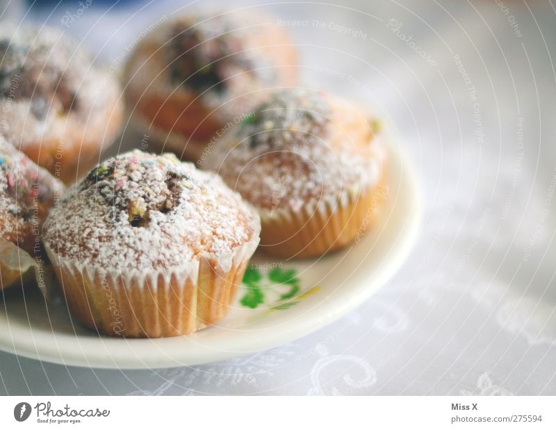 Altbekannte Lebensmittel Teigwaren Backwaren Kuchen Dessert Ernährung Frühstück Kaffeetrinken Teller klein lecker süß Muffin Farbfoto Innenaufnahme Nahaufnahme