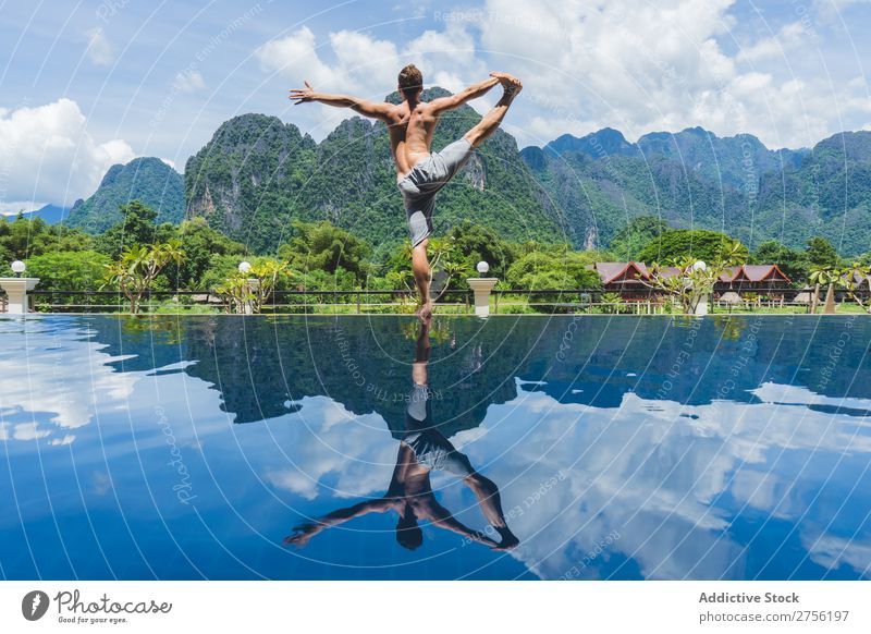 Ein Mann, der am Pool meditiert. Meditation Urwald Sommer Ferien & Urlaub & Reisen harmonisch Erholung sportlich Schwimmbad Berge u. Gebirge friedlich