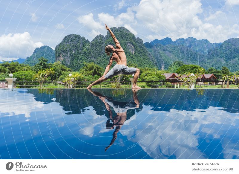 Ein Mann, der am Pool meditiert. Meditation Urwald Sommer Ferien & Urlaub & Reisen harmonisch Erholung sportlich Schwimmbad Berge u. Gebirge friedlich