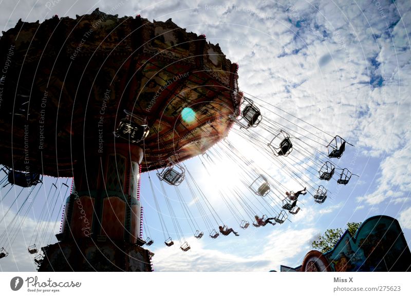 Himmelsflug Jahrmarkt Wolken Sonne fliegen Karussell Kettenkarussell Farbfoto mehrfarbig Außenaufnahme Sonnenlicht Gegenlicht