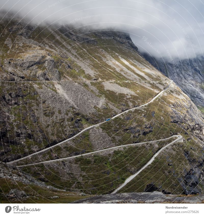 Auf der Reise Ferien & Urlaub & Reisen Ferne Freiheit Landschaft Wolken Klima Wetter schlechtes Wetter Nebel Felsen Berge u. Gebirge Schlucht Verkehr Straße