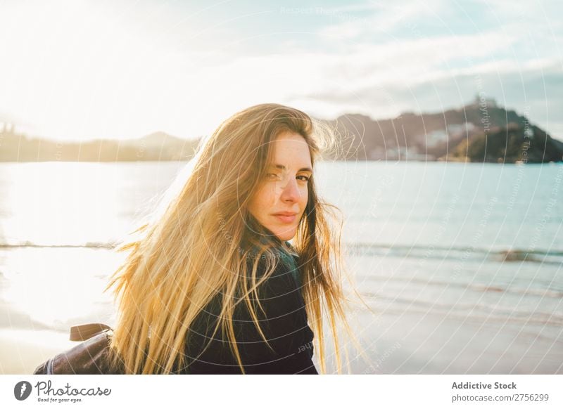 Junge verträumte Frau am Meer Jugendliche Küste stehen hübsch attraktiv Natur Wasser Ferien & Urlaub & Reisen Strand San Sebastián Spanien schön Tourismus