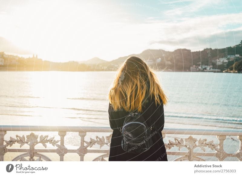 Junge verträumte Frau am Meer Jugendliche Küste stehen hübsch attraktiv Natur Wasser Ferien & Urlaub & Reisen Strand San Sebastián Spanien schön Tourismus