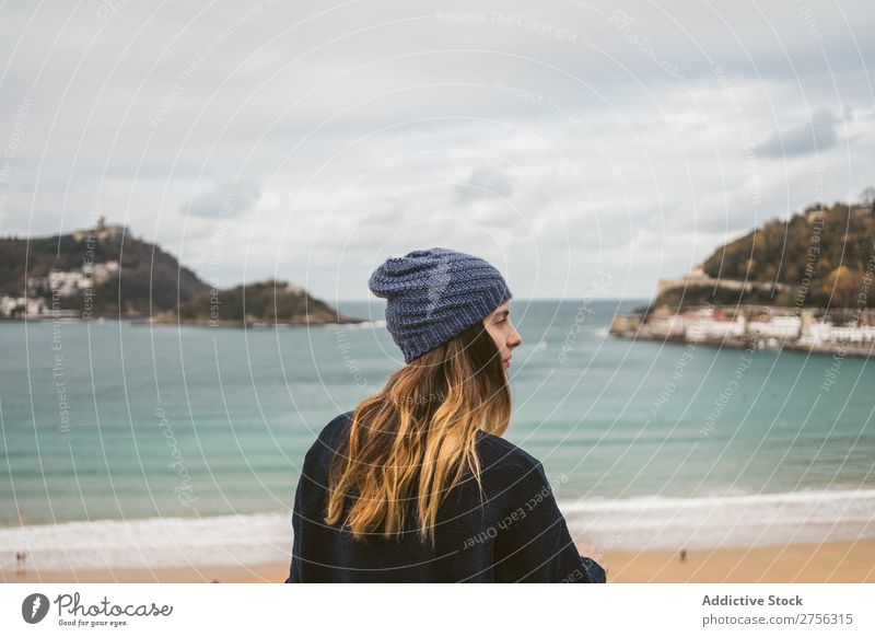 Attraktive Frau am Meer stehend Jugendliche Küste hübsch attraktiv Hut Blick nach hinten vor der Kamera Natur Wasser Ferien & Urlaub & Reisen Strand