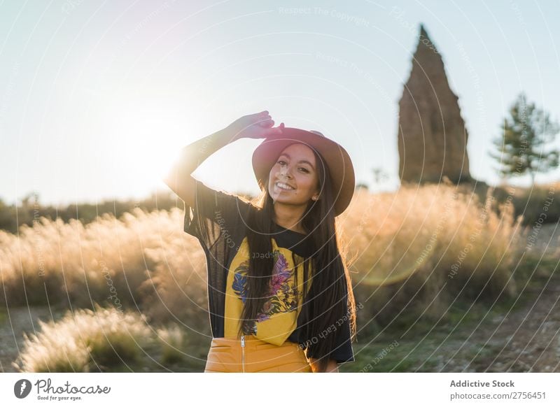 Fröhliche junge Frau mit Hut in der Natur hübsch heiter schön Porträt Jugendliche Beautyfotografie Model attraktiv Mensch natürlich brünett Behaarung Stil