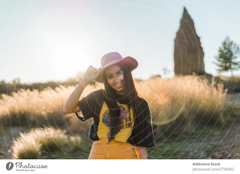 Fröhliche junge Frau mit Hut in der Natur hübsch heiter schön Porträt Jugendliche Beautyfotografie Model attraktiv Mensch natürlich brünett Behaarung Stil