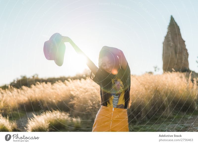 Fröhliche junge Frau mit Hut in der Natur hübsch heiter schön Porträt Jugendliche Beautyfotografie Model attraktiv Mensch natürlich brünett Behaarung Stil