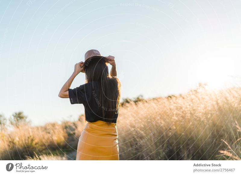 Fröhliche junge Frau mit Hut in der Natur hübsch heiter schön Porträt Jugendliche Beautyfotografie Model attraktiv Mensch natürlich brünett Behaarung Stil