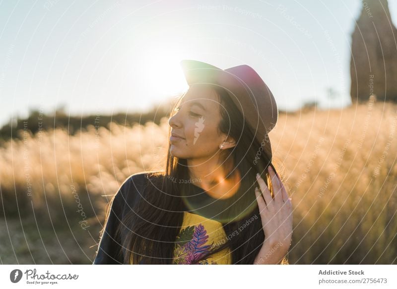 Fröhliche junge Frau mit Hut in der Natur hübsch heiter schön Porträt Jugendliche Beautyfotografie Model attraktiv Mensch natürlich brünett Behaarung Stil