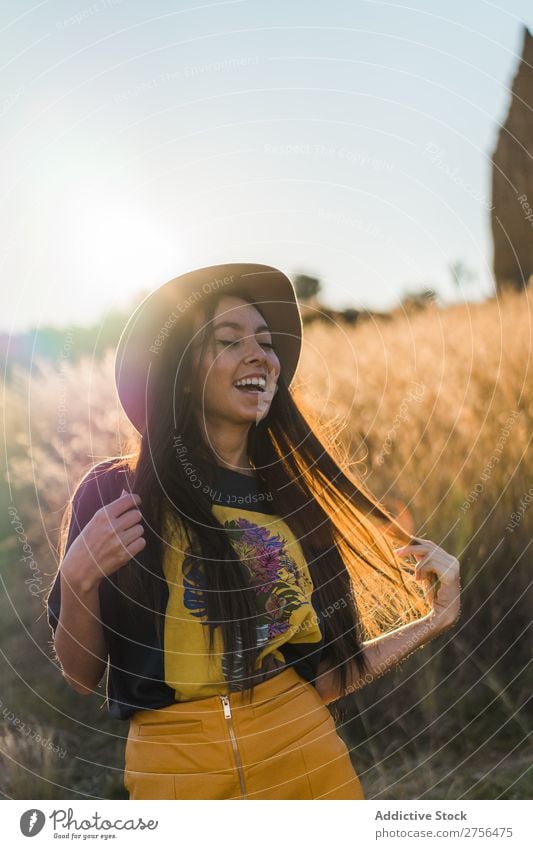 Fröhliche junge Frau mit Hut in der Natur hübsch heiter schön Porträt Jugendliche Beautyfotografie Model attraktiv Mensch natürlich brünett Behaarung Stil