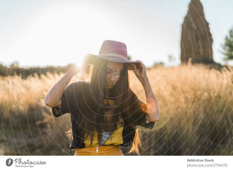 Fröhliche junge Frau mit Hut in der Natur hübsch heiter schön Porträt Jugendliche Beautyfotografie Model attraktiv Mensch natürlich brünett Behaarung Stil