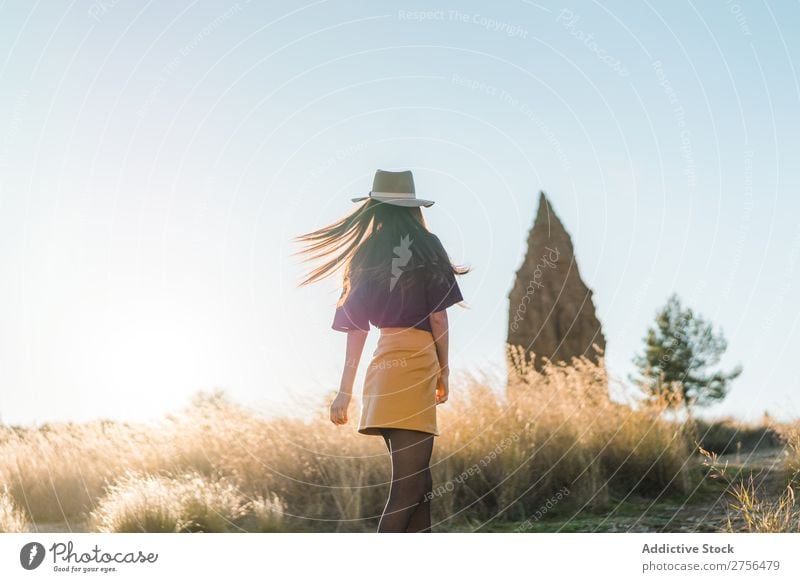 Fröhliche junge Frau mit Hut in der Natur hübsch heiter schön Porträt Jugendliche Beautyfotografie Model attraktiv Mensch natürlich brünett Behaarung Stil