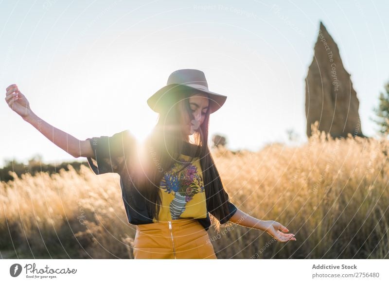 Fröhliche junge Frau mit Hut in der Natur hübsch heiter schön Porträt Jugendliche Beautyfotografie Model attraktiv Mensch natürlich brünett Behaarung Stil