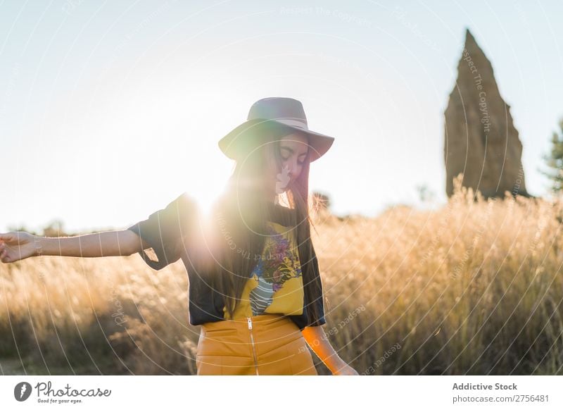 Fröhliche junge Frau mit Hut in der Natur hübsch heiter schön Porträt Jugendliche Beautyfotografie Model attraktiv Mensch natürlich brünett Behaarung Stil