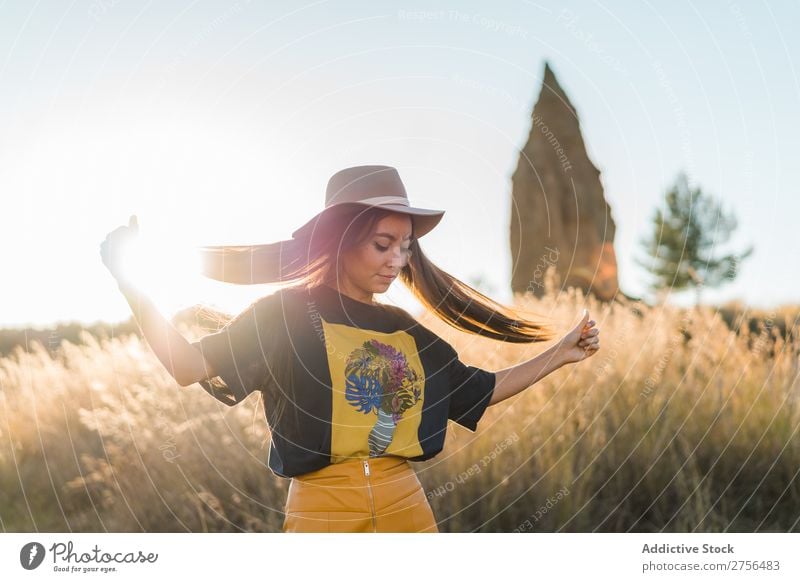 Fröhliche junge Frau mit Hut in der Natur hübsch heiter schön Porträt Jugendliche Beautyfotografie Model attraktiv Mensch natürlich brünett Behaarung Stil