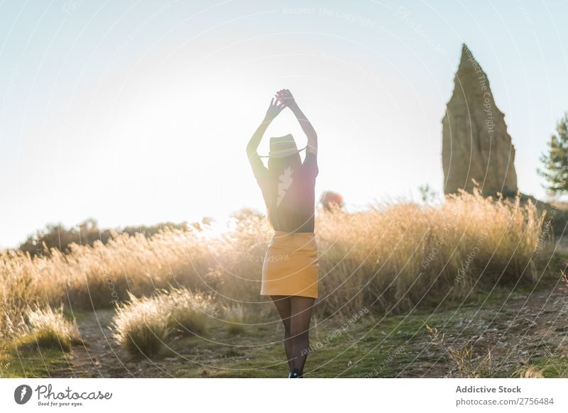 Fröhliche junge Frau mit Hut in der Natur hübsch heiter schön Porträt Jugendliche Beautyfotografie Model attraktiv Mensch natürlich brünett Behaarung Stil