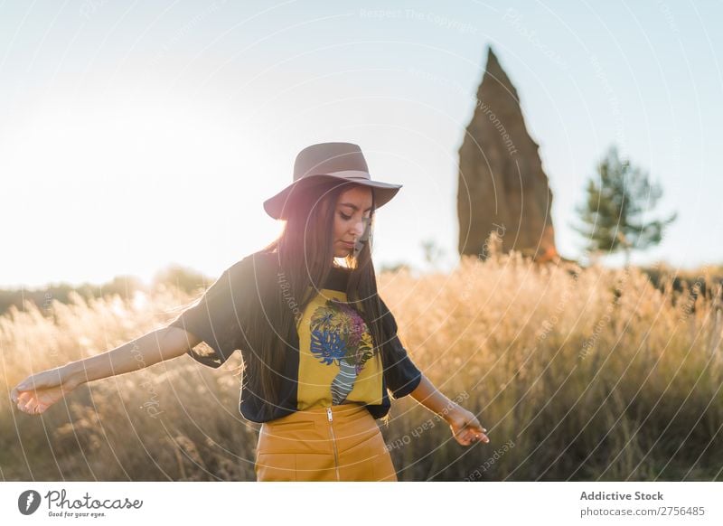 Fröhliche junge Frau mit Hut in der Natur hübsch heiter schön Porträt Jugendliche Beautyfotografie Model attraktiv Mensch natürlich brünett Behaarung Stil