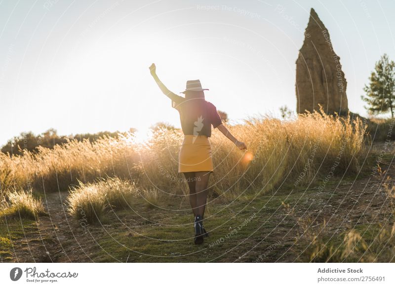 Fröhliche junge Frau mit Hut in der Natur hübsch heiter schön Porträt Jugendliche Beautyfotografie Model attraktiv Mensch natürlich brünett Behaarung Stil